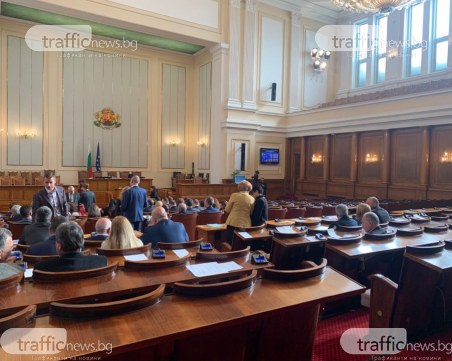 Вътре, вън, вътре, вън! Ден продължи парламентарния бойкот на 