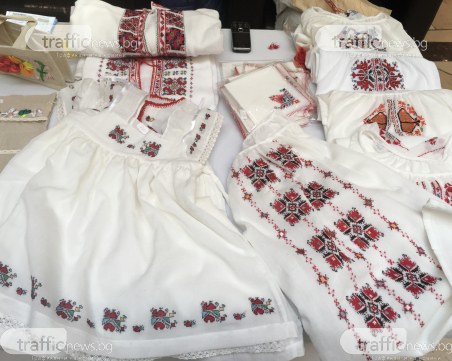 Майстори на шевици, шапки и грънци съчетават мода и традиция ВИДЕО