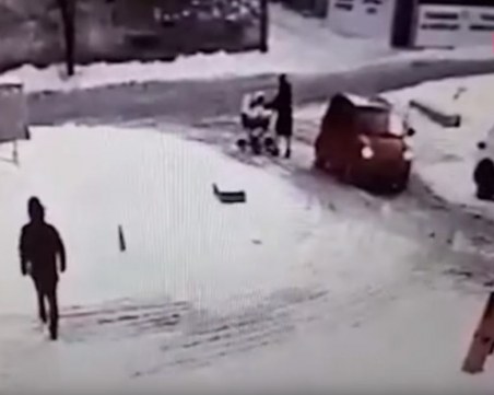 Жена се нахвърли с юмруци на майка с бебе, а после... я качи на капака на колата си ВИДЕО 18+