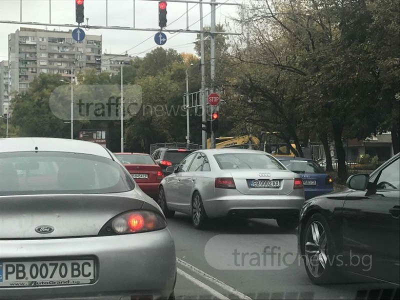 Агресия на пътя! Пловдивчанин блъска по колата на майка с дете, опита се да отвори врата