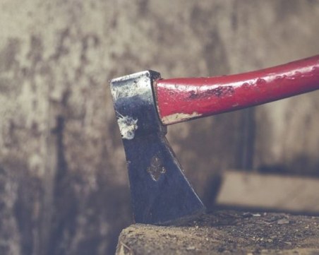 16-годишен посече с брадва баща на 6 деца