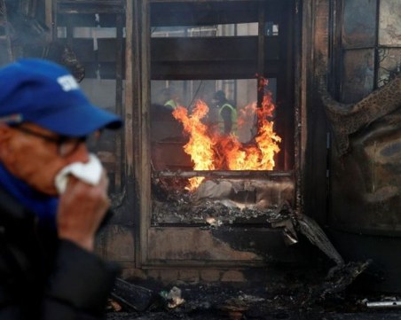 Демонстранти в Париж подпалиха банка и обраха магазини ВИДЕО
