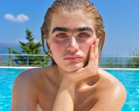 Красива моделка се опитва да пробие в САЩ с... една вежда СНИМКИ