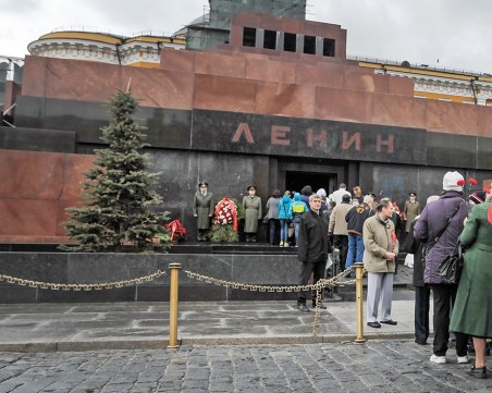 Мъж нахлу в мавзолея на Ленин, искал да го съживи със зехтин