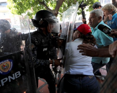 Полицаи пребиха жестоко полски журналист във Венецуела СНИМКА