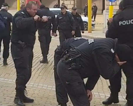 Полицаи се напръскаха със сълзотворен газ в София ВИДЕО
