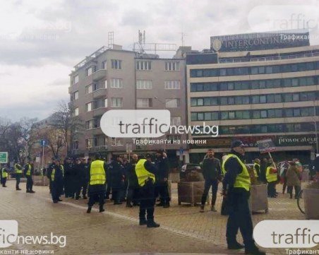 Протестиращи с жълти жилетки излязоха пред парламента, искат оставки СНИМКИ