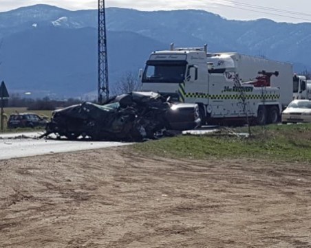 Шофьор загина при тежка катастрофа на главния път Е-79