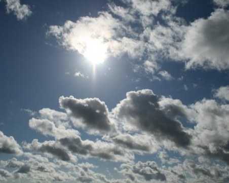 Топла, но пък облачна събота! Градусите скачат още в неделя