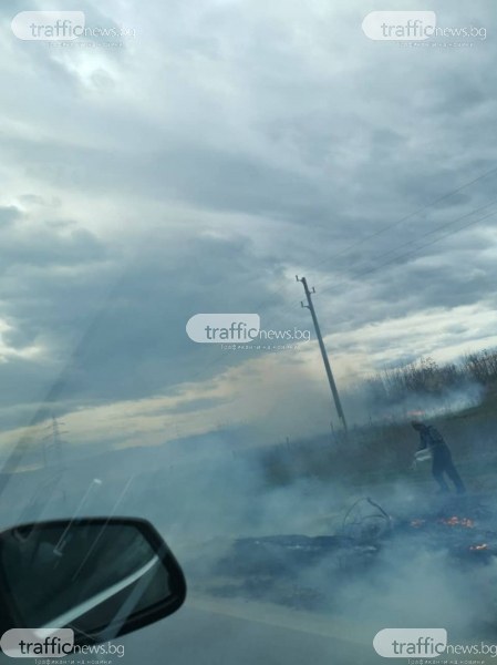 Голям пожар край Йоаким Груево, облаци дим се носят над пътя СНИМКИ