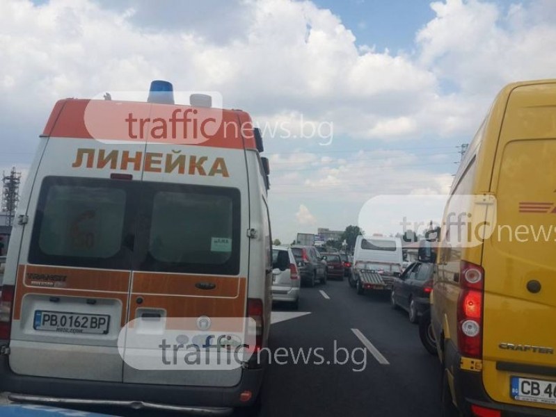 Катастрофа между автобус и кола блокира пътя Пловдив-Карлово
