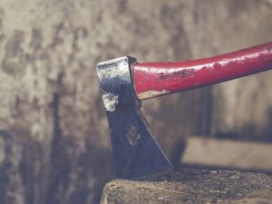 16-годишен посече с брадва баща на 6 деца