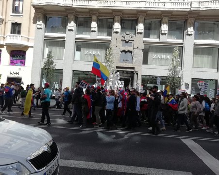 Човек на TrafficNews насред протест в Мадрид срещу Мадуро