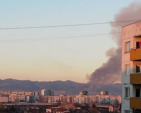 Гъсти облаци дим се носят над София! Какво гори? СНИМКИ