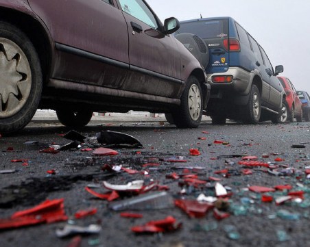 Катастрофа между 4 автомобила! Има ранена жена