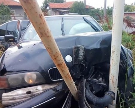 Пиян-залян шофьор се заби в стълб и... избяга