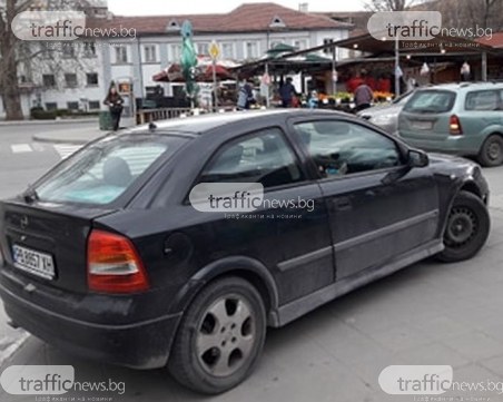 Пловдивчанка курдиса возилото си на тротоара, за да... си напазарува зарзават СНИМКИ