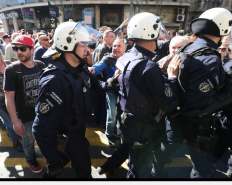 Протестиращи в Белград атакуваха кордон на жандармерията СНИМКИ