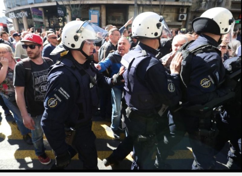 Протестиращи в Белград атакуваха кордон на жандармерията СНИМКИ