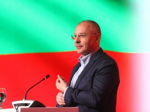 Станишев с подарък за сина на Йончева