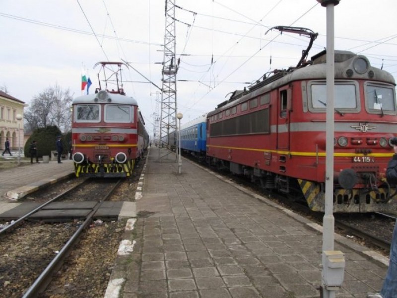 Влак блъсна човек на гарата в Поповица