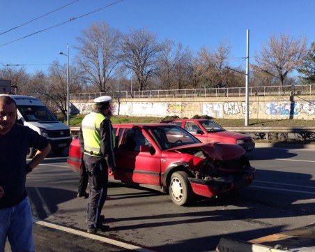 18-годишна заби колата си в светофар във Варна и рани приятелките си