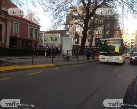 Катастрофа блокира движението в центъра на Пловдив СНИМКИ