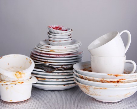 Мияч на чинии на морето – 730 лева. Търсят: готвачи, бармани, камериерки