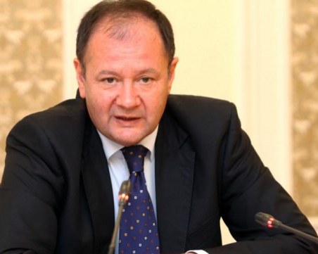 Нинова иска да отлюспи Станишев от БСП, убеден е Михаил Миков