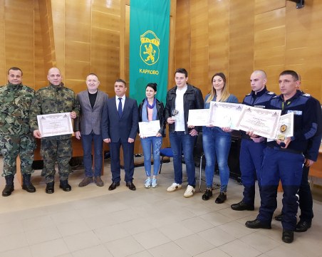 Отличия за смелост и достойнство получиха спасителите на момичето от водопада Сучурум