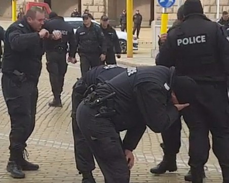 Полицаи без противогази, каски, очила… Самообгазяването като самобичуване! ВИДЕО