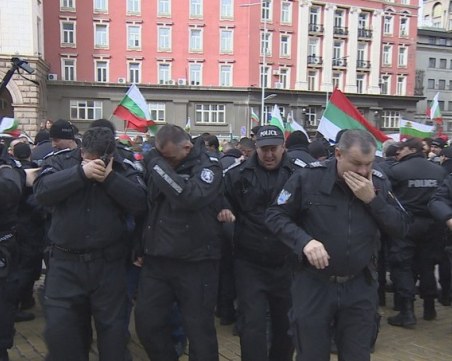 Полицейски шеф за спрея на протеста: Плакали… По-добре, че полицаите са плакали!?
