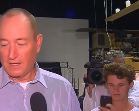 Тийнейджър счупи яйце в главата на политик, той го удари ВИДЕО