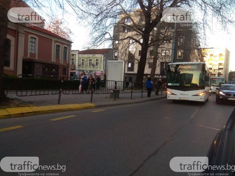 Катастрофа блокира движението в центъра на Пловдив СНИМКИ