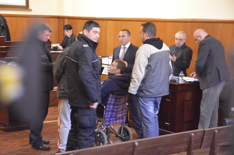 Миню Стайков с инвалидна количка в съда, затварят вратите заради интимни тайни