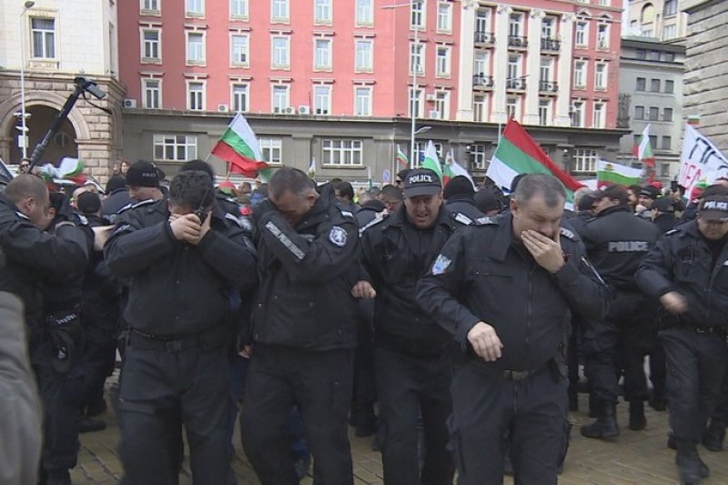 Полицейски шеф за спрея на протеста: Плакали… По-добре, че полицаите са плакали!?