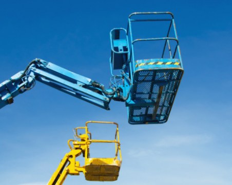 Двама работници в болница! Паднали от вишка, която била бутната от камион