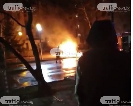 Кола пламна като факла в Пловдив, пожарникари са на мястото СНИМКИ