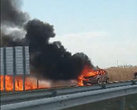 Кола пламна на магистралата край Пловдив, огънят обхвана нивите СНИМКИ