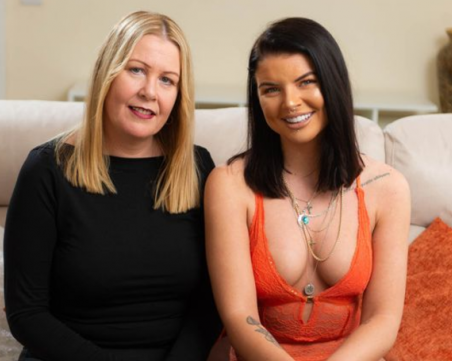 Майка помага на дъщеря си да продава голи снимки СНИМКИ