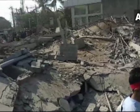 Срутване на жилищен блок в Индия – има жертви и стотици затрупани ВИДЕО