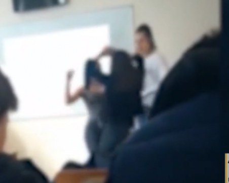 Столична класна стая: Ученички играят кючек, учители им пляскат!