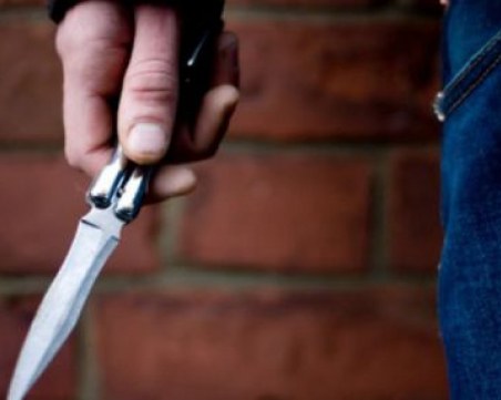 Жестоко убийство! Мъж закла жена си на улица в Ботевград и избяга