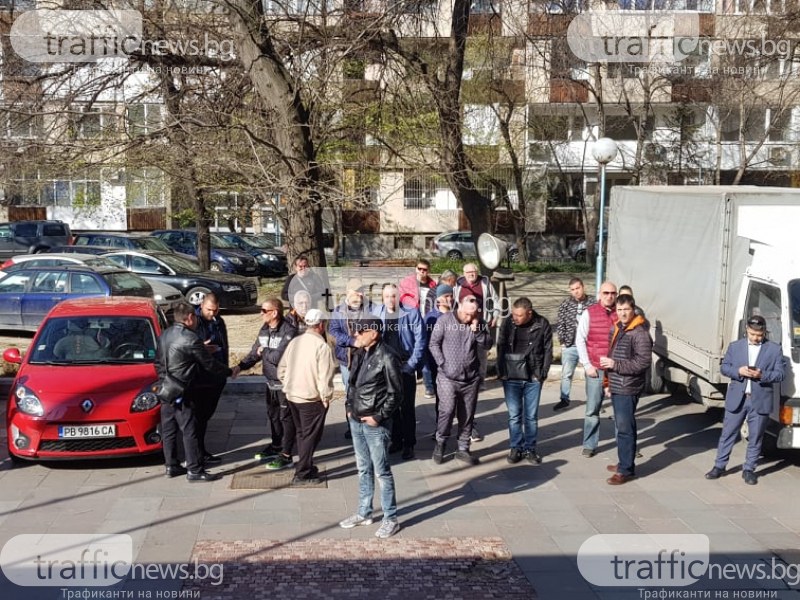 Десетки се събраха пред съда в Пловдив! Всички подкрепят доктор Димитров СНИМКИ