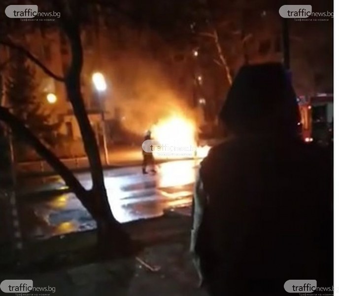 Кола пламна като факла в Пловдив, пожарникари са на мястото СНИМКИ