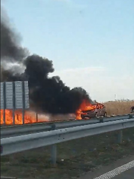 Кола пламна на магистралата край Пловдив, огънят обхвана нивите СНИМКИ