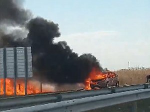 Кола пламна на магистралата край Пловдив, огънят обхвана нивите СНИМКИ