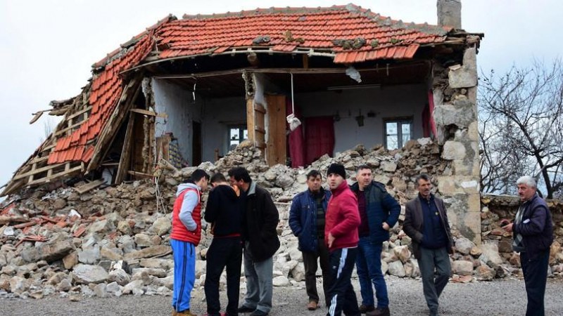 19 души са ранени по време на силното земетресение в Турция ВИДЕО