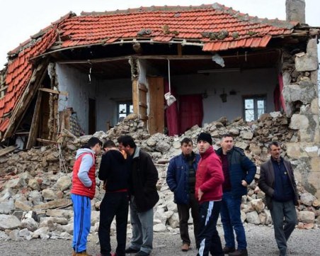 19 души са ранени по време на силното земетресение в Турция ВИДЕО