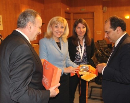 Учат гърците как да купуват наши винетки, 23 000 го направиха